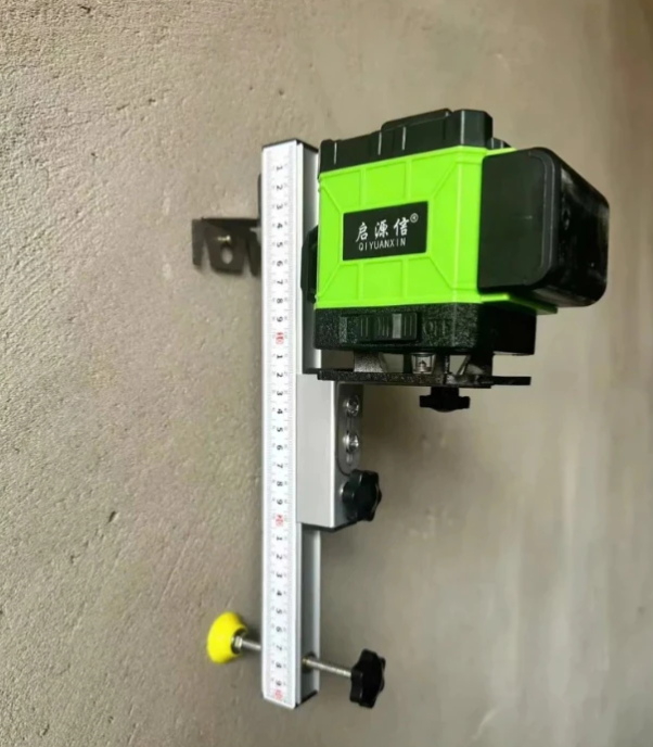 Máy cân bằng laser gắn trên giá treo tường kèm thước đo